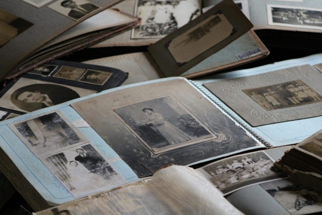 Album de fotos de familia antigas representando historia e genealogia do sobrenome Pereira