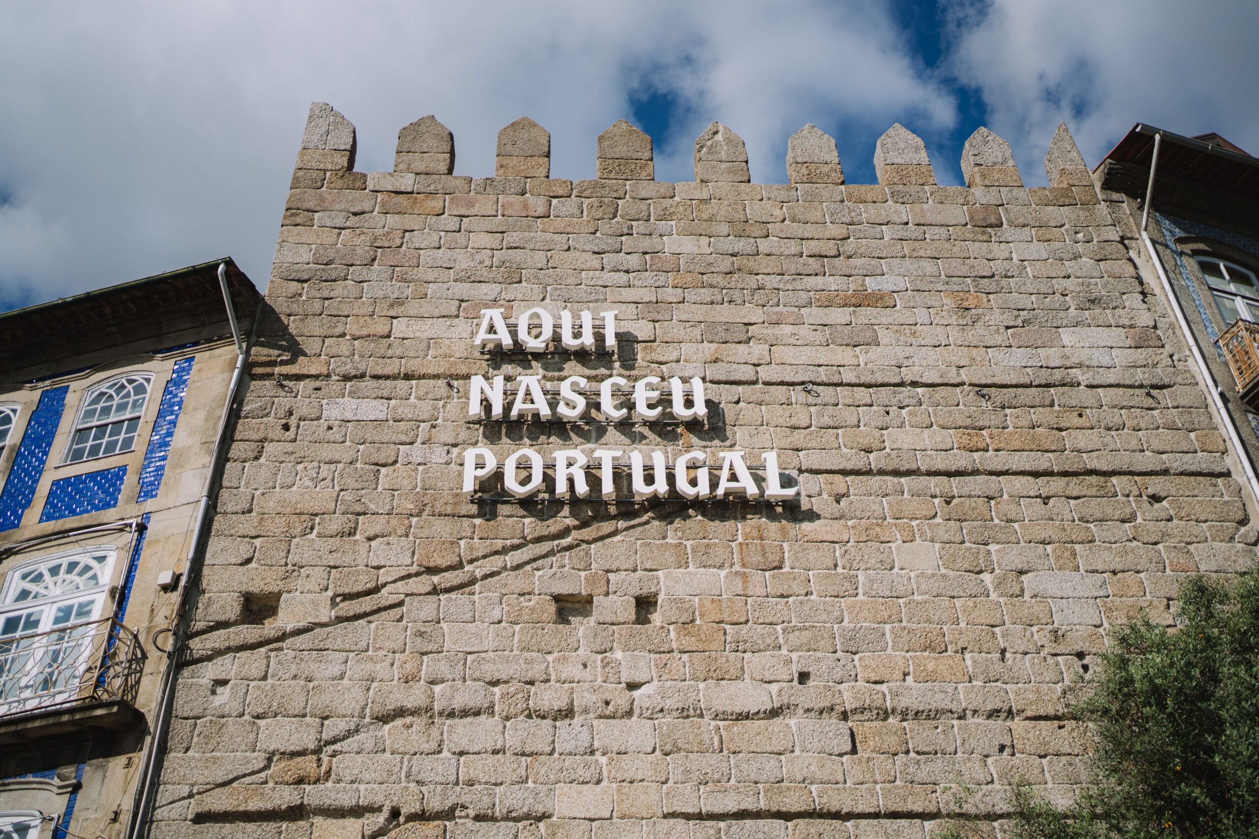 Muralha do Castelo de Guimaraes com placa Aqui Nasceu Portugal