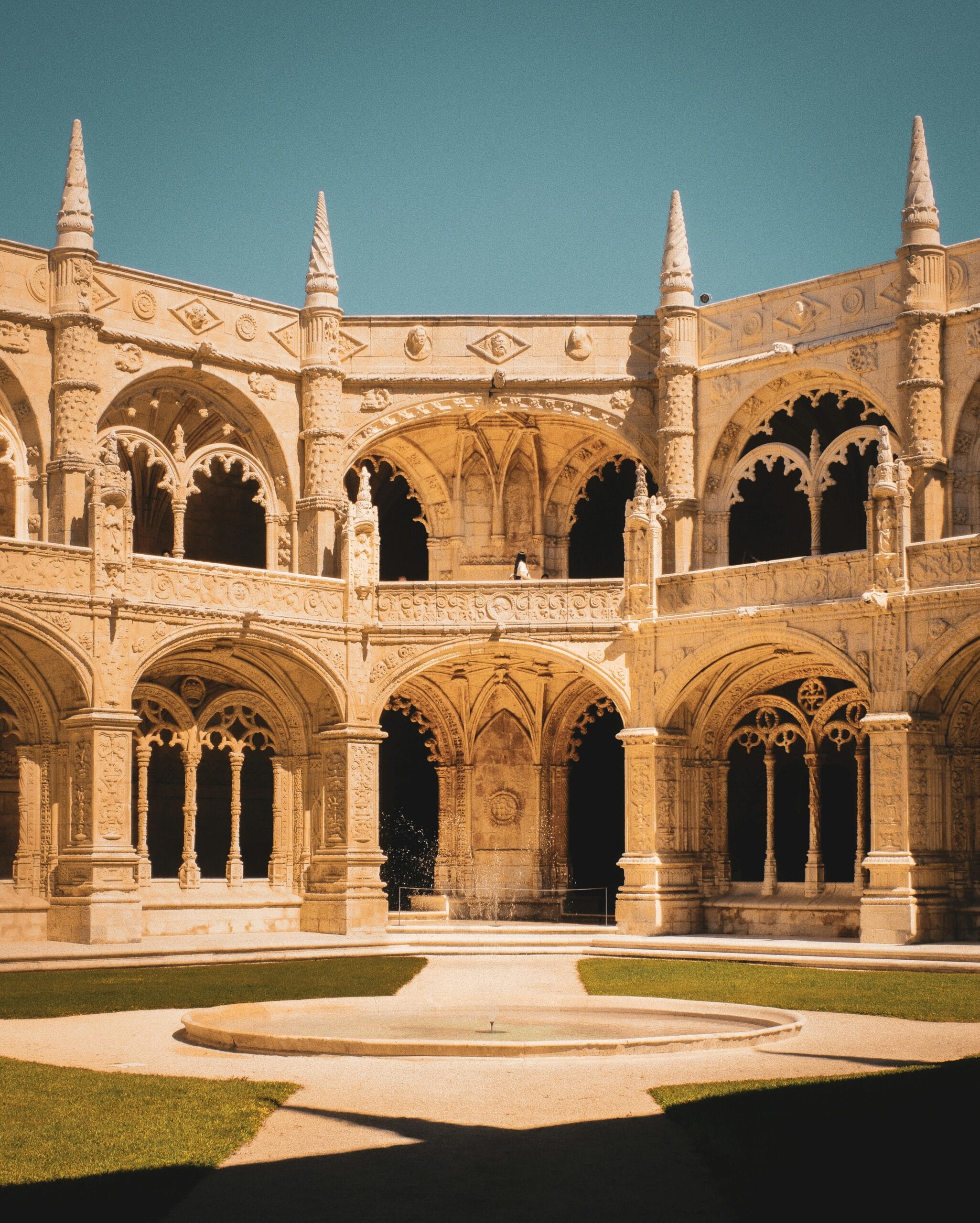 Mosteiro dos Jeronimos em Lisboa, Portugal, arquitetura manuelina da era das navegacoes