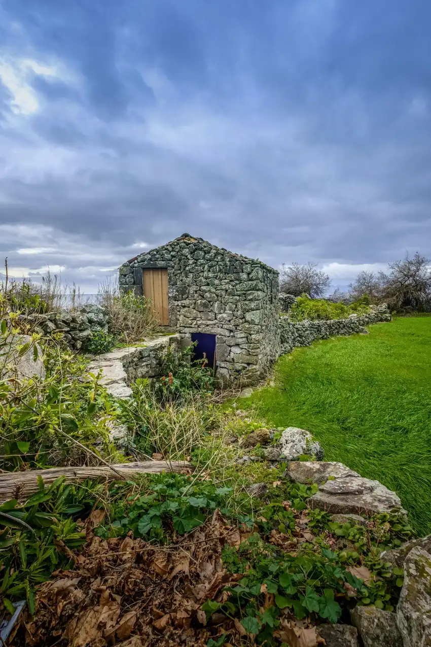 Casa rústica de pedra em Portugal, origem histórica dos sobrenomes ligados à natureza como Monteiro, Lobo e Coelho